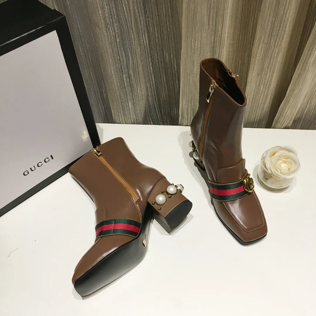 👟👟Ex-factory price 540👟👟 Classic version of GUCCI [Lightning] [Lightning] The latest autumn and winter new style 7-inch short boots [Love] The must-sell model in the picture above [Love] The original shoe last effect is great [Strong] The heel is also the original shoe 1:1 big pearl that fits the heel 100% 👻 Not the cheap small pearl on the market 🎉 The imported fabric is full-grain cowhide 🎁The texture is very beautiful💝Pay special attention to the fact that the inner pads are all imported sheepskin. The heel height is 7 cm. 35--40 in full package.